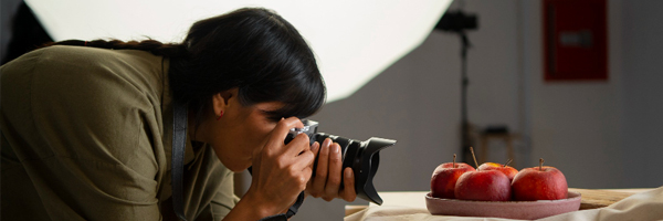 Chica fotogarfiando manzanas